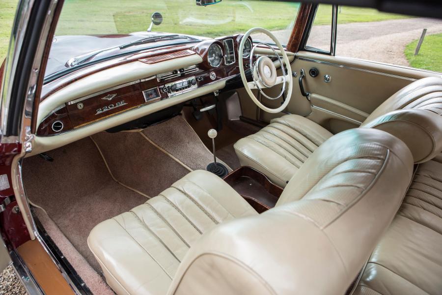 Интерьер Mercedes-Benz 220 SEb Coupe (W111) 1959 года  (UK) (фото 8 из 13)